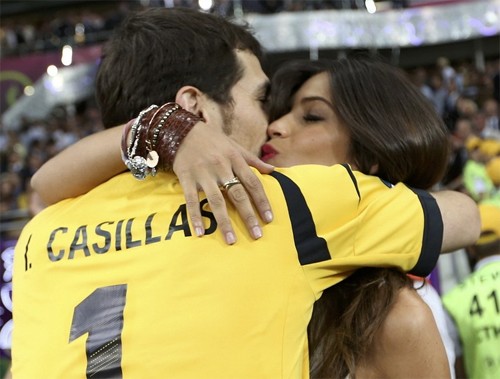 Iker Casillas chạy đến chia sẻ niềm vui với cô bạn gái - phóng viên Sara Carbonero.